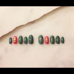 Turquoise marbled nails